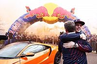 V&Iacute;DEO: Veja a festa da Red Bull ao receber Verstappen em sua f&aacute;brica