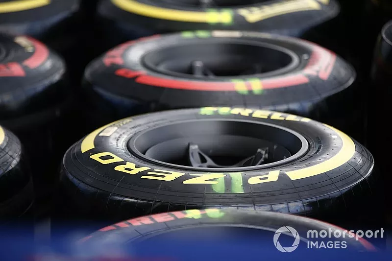 Neum&aacute;ticos Pirelli en el paddock
