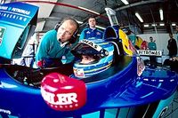 Piloto argentino ex-F1 recupera capacete roubado há 23 anos