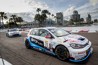 Hurczyn conquista il successo in Gara 1 a St.Petersburg battendo di un soffio l'Alfa Romeo di Walker