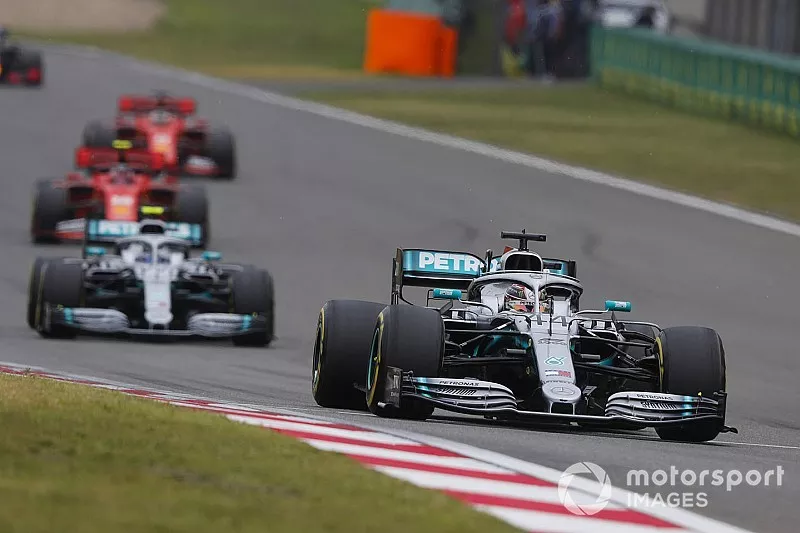 Lewis Hamilton, Mercedes AMG F1 W10, devant Valtteri Bottas, Mercedes AMG W10, et Charles Leclerc, Ferrari SF90