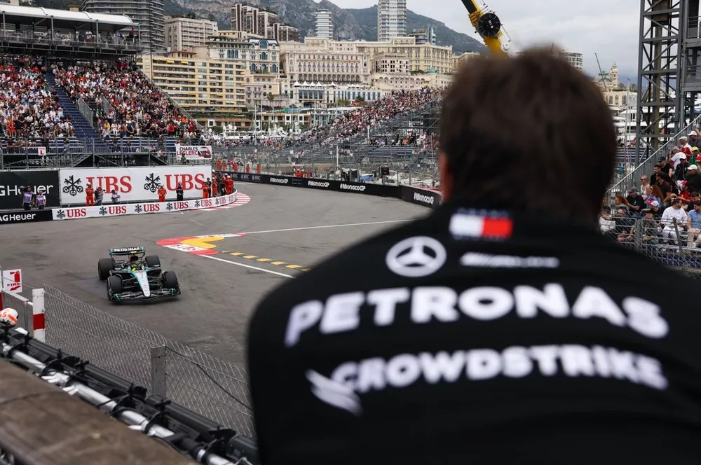 Toto Wolff, directeur de Mercedes-AMG F1 Team, observe Lewis Hamilton, Mercedes F1 W15