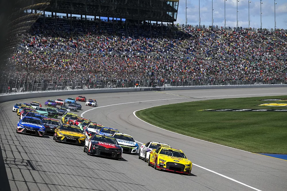 Tyler Reddick, Richard Childress Racing, Guaranteed Rate Chevrolet Camaro, start, Christopher Bell, Joe Gibbs Racing, DeWalt Toyota Camry, Joey Logano, Team Penske, Shell Pennzoil Ford Mustang, Martin Truex Jr, Joe Gibbs Racing, Bass Pro Shops Red White Blue Toyota Camry, Bubba Wallace, 23XI Racing, ROOT Insurance Toyota Camry