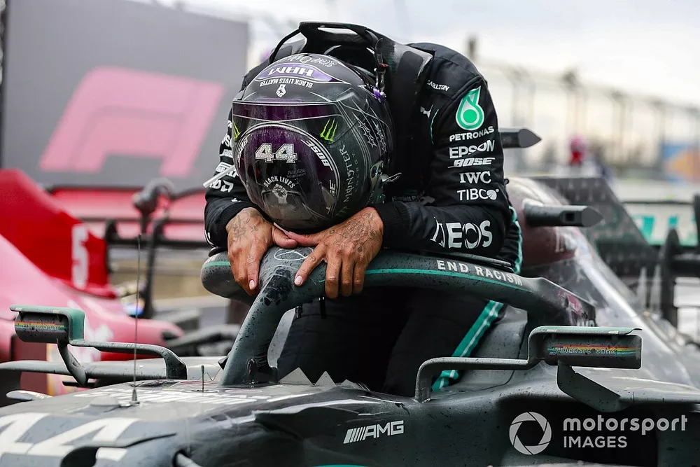 Le vainqueur Lewis Hamilton, Mercedes-AMG F1, arrive dans le parc ferm&eacute; apr&egrave;s avoir s&eacute;curis&eacute; son 7e titre mondial