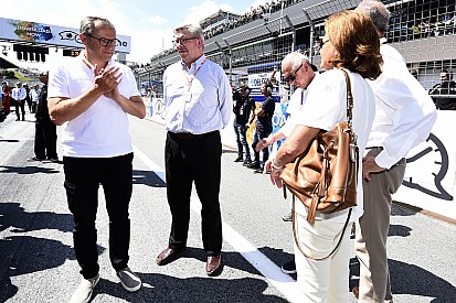 En una visita a MotoGP, Brawn dice: "tenemos que mejorar la F1"