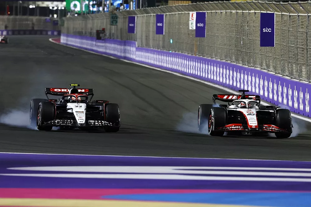 Kevin Magnussen, Haas VF-23, battles with Yuki Tsunoda, AlphaTauri AT04