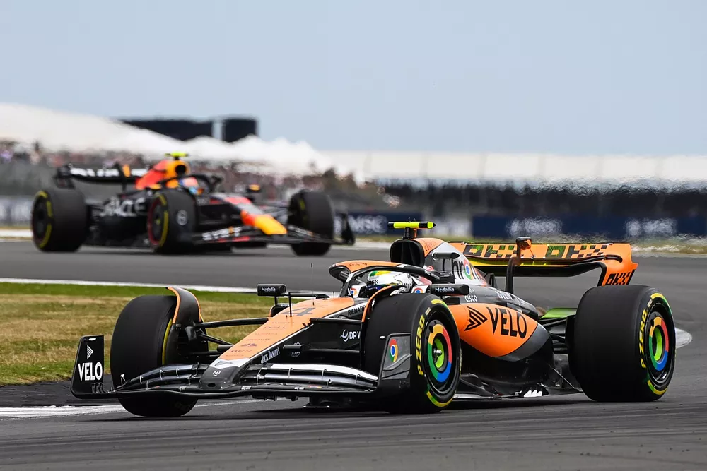 Lando Norris, McLaren MCL60, Sergio Perez, Red Bull Racing RB19