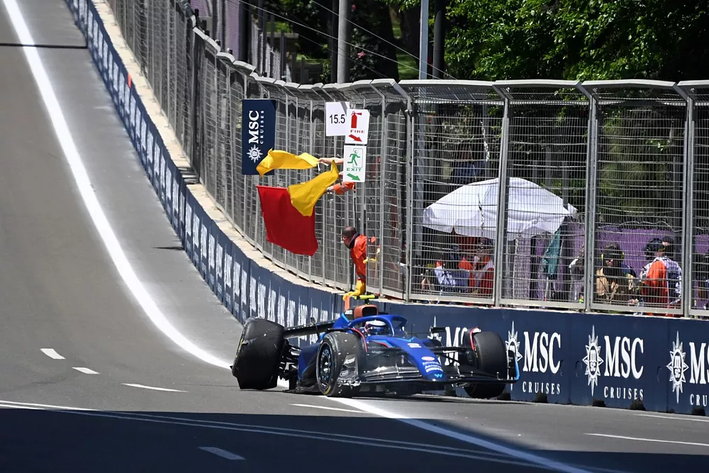 Logan Sargeant, Williams FW45, crashes out of the Sprint Shootout