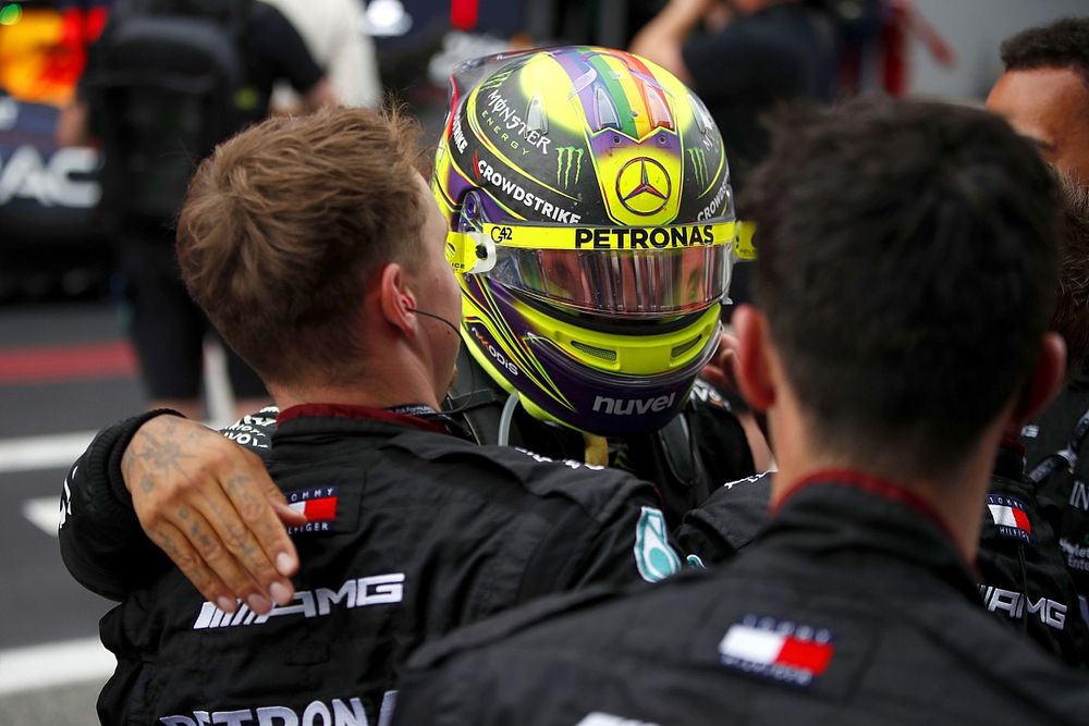 Lewis Hamilton, Mercedes-AMG, 2&ordf; posici&oacute;n, celebra con su equipo en Parc Ferme