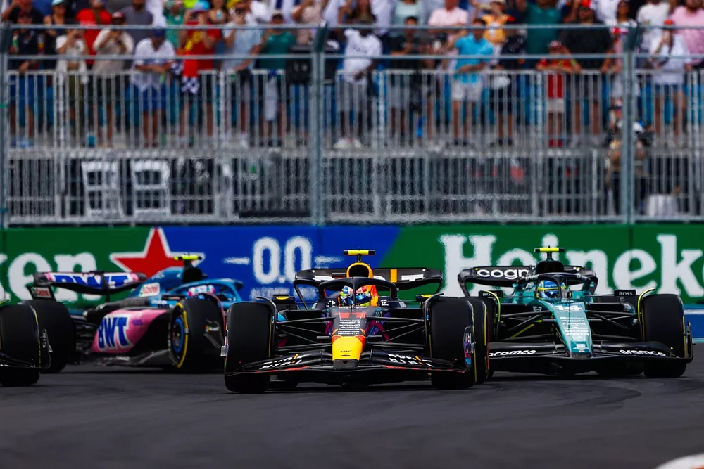 Sergio Perez, Red Bull Racing RB19, Fernando Alonso, Aston Martin AMR23, Carlos Sainz, Ferrari SF-23, Pierre Gasly, Alpine A523, dans le premier tour