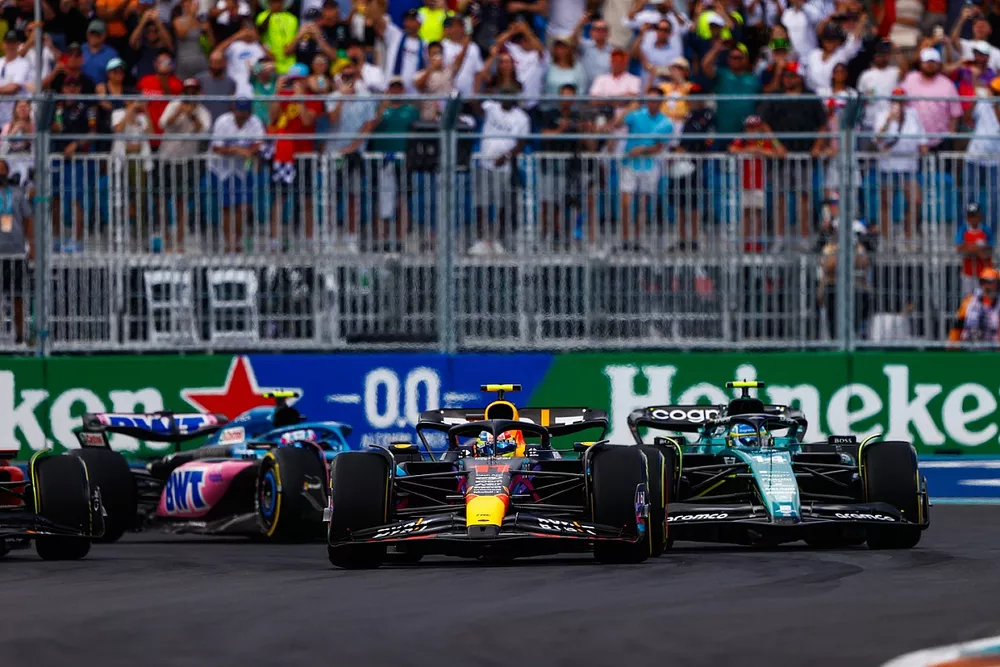 Sergio P&eacute;rez, Red Bull Racing RB19, Fernando Alonso, Aston Martin AMR23, Carlos Sainz, Ferrari SF-23, Pierre Gasly, Alpine A523, en la vuelta de apertura.