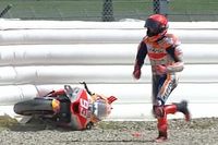 V&iacute;deo: M&aacute;rquez se cae en la P2 del GP de Italia de MotoGP