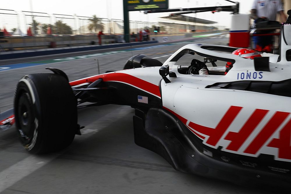 Pietro Fittipaldi, Haas VF-22, leaves the garage