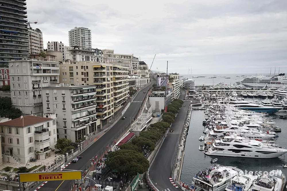 Daniel Ricciardo, Renault R.S.19, and Alexander Albon, Toro Rosso STR14