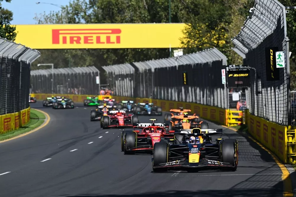 Max Verstappen, Red Bull Racing RB20, Carlos Sainz, Ferrari SF-24, Lando Norris, McLaren MCL38, Charles Leclerc, Ferrari SF-24, Oscar Piastri, McLaren MCL38, et le reste du peloton au départ