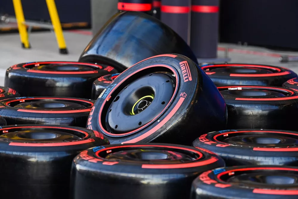 Neum&aacute;ticos Pirelli en el paddock