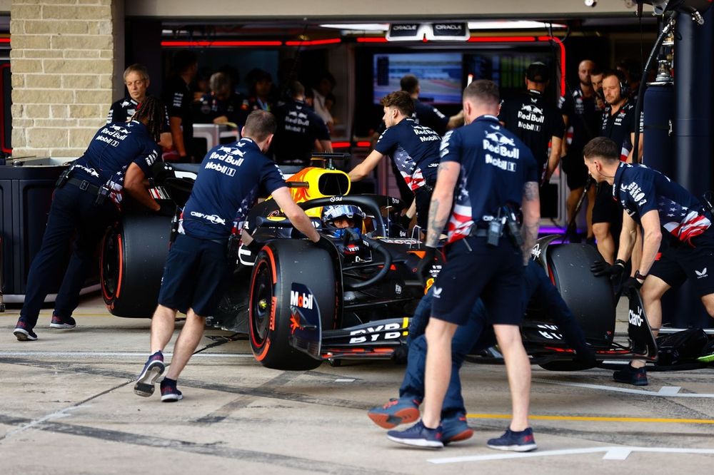 Mechanics push Max Verstappen, Red Bull Racing RB20
