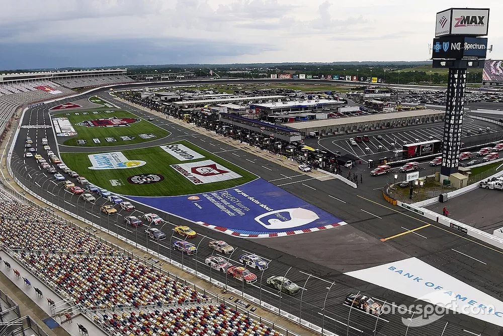 Kurt Busch, Chip Ganassi Racing, Chevrolet Camaro leads the field at race start