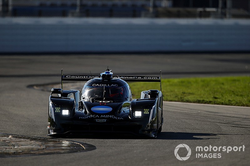 Alonso completa las 15 horas y es líder en Daytona