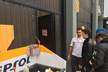 Jorge Lorenzo inizia l'avventura in Honda: ecco il suo arrivo al box HRC a Valencia