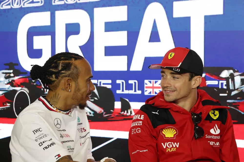 Lewis Hamilton, Mercedes-AMG y Charles Leclerc, Scuderia Ferrari en la rueda de prensa 