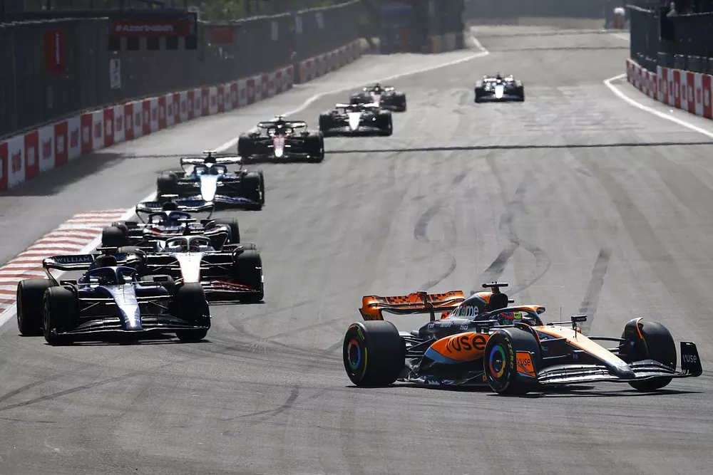 Oscar Piastri, McLaren MCL60, Alex Albon, Williams FW45, Nico Hulkenberg, Haas VF-23.