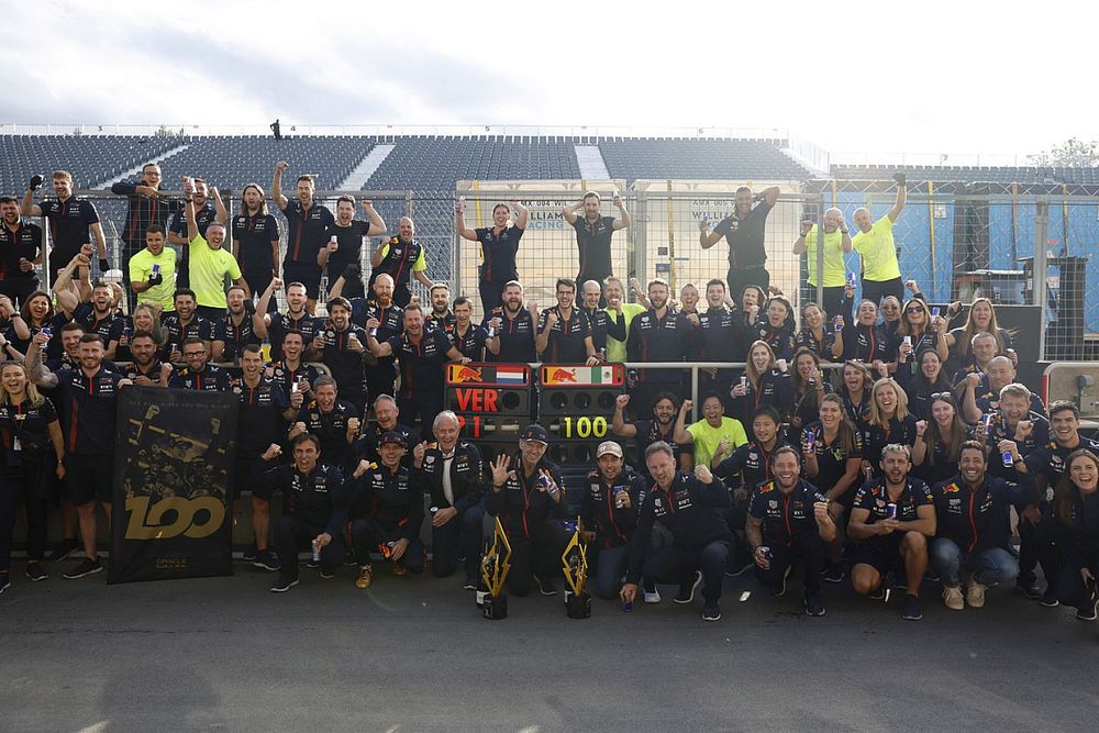 Max Verstappen, Red Bull Racing, ganador, Helmut Marko, consultor de Red Bull Racing, Adrian Newey, jefe técnico de Red Bull Racing, Sergio Pérez, Red Bull Racing, Christian Horner, director de Red Bull Racing, y el equipo Red Bull Racing celebran la victoria