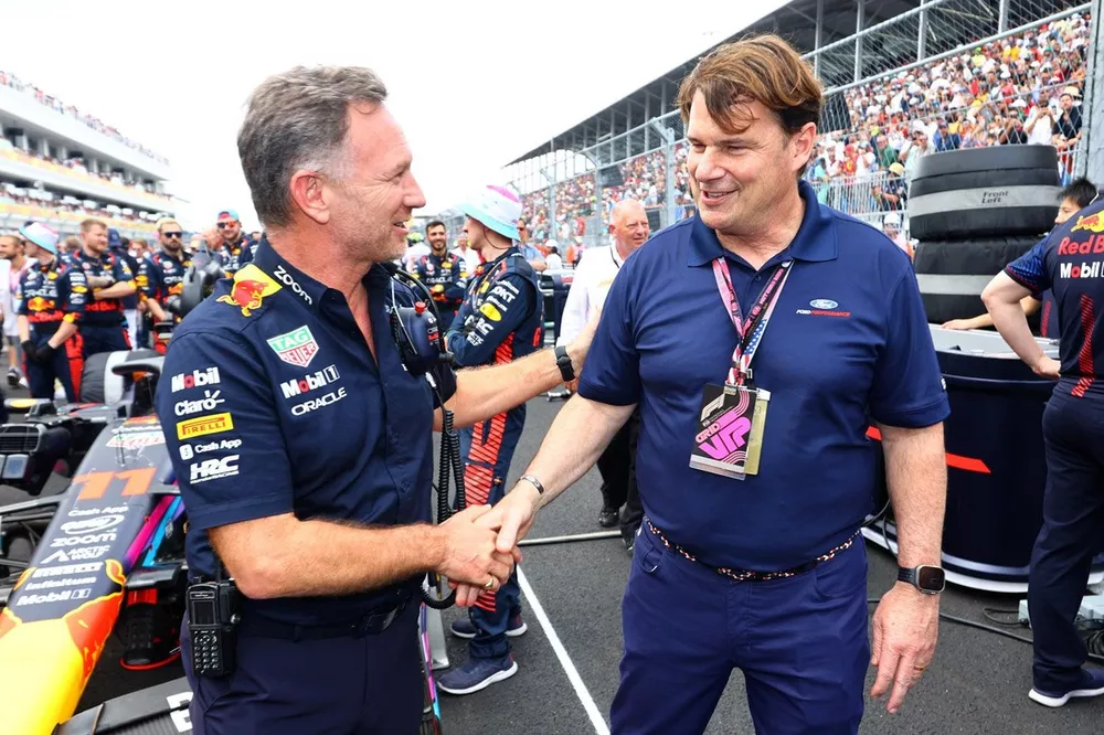 Red Bull Racing Team Principal Christian Horner schudt handen met Jim Farley, CEO van Ford op de grid