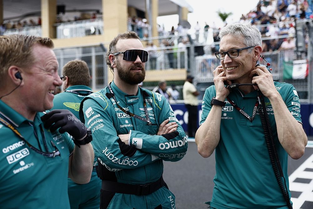 Mike Krack, director del equipo Aston Martin F1 Team, en la parrilla con los mecánicos