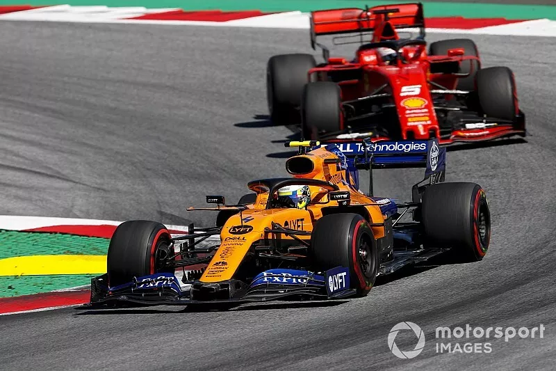 Lando Norris, McLaren MCL34, voor Sebastian Vettel, Ferrari SF90
