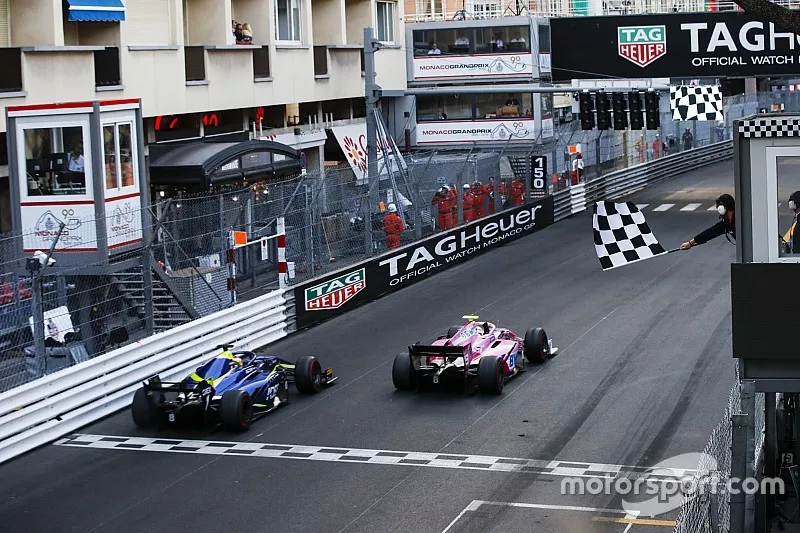 Ganador de la carrera Anthoine Hubert, Arden and Louis Deletraz, Carlin cruza la meta
