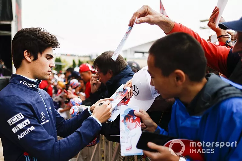 Lance Stroll, Williams Racing, firma aut&oacute;grafos para los fan&aacute;ticos