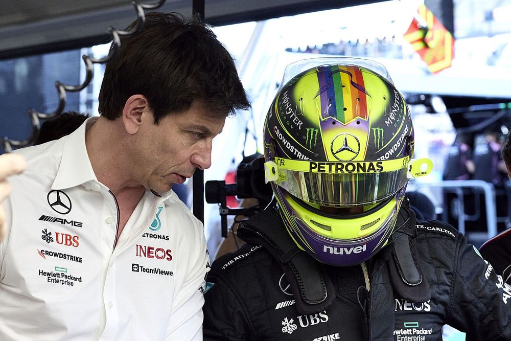 Toto Wolff, Team Principal and CEO, Mercedes-AMG, with Lewis Hamilton, Mercedes-AMG