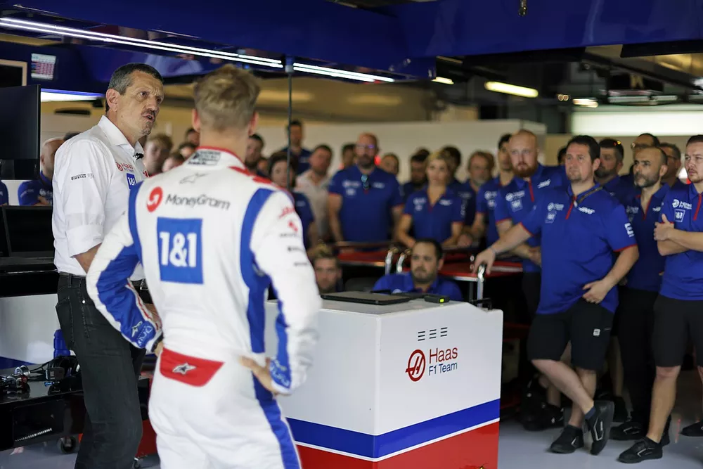 Foto del equipo Haas Guenther Steiner, director del equipo Haas F1 Mick Schumacher, equipo Haas F1
