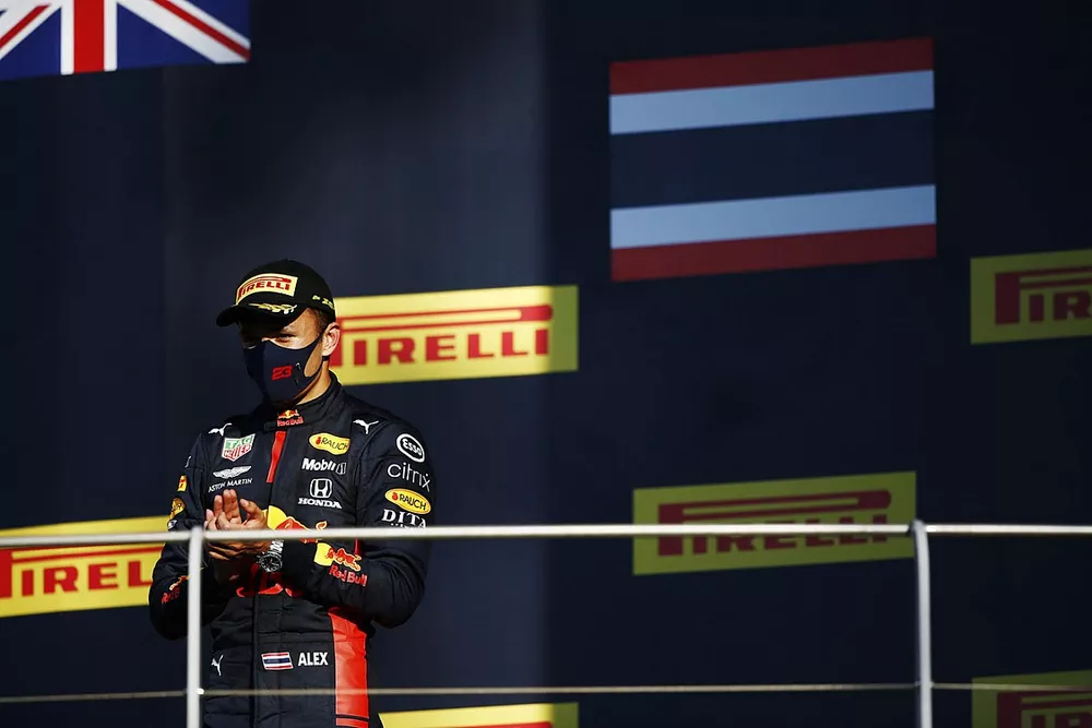 Alex Albon, Red Bull Racing, sur le podium