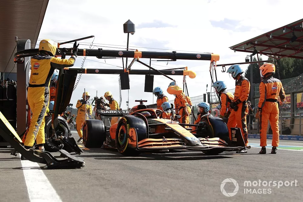 Daniel Ricciardo, McLaren MCL36, in the pits