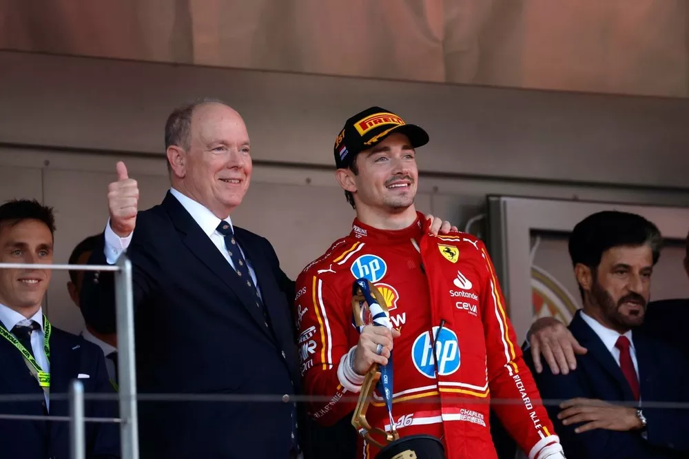 El Pr&iacute;ncipe Alberto II de M&oacute;naco en el podio con Charles Leclerc, Scuderia Ferrari