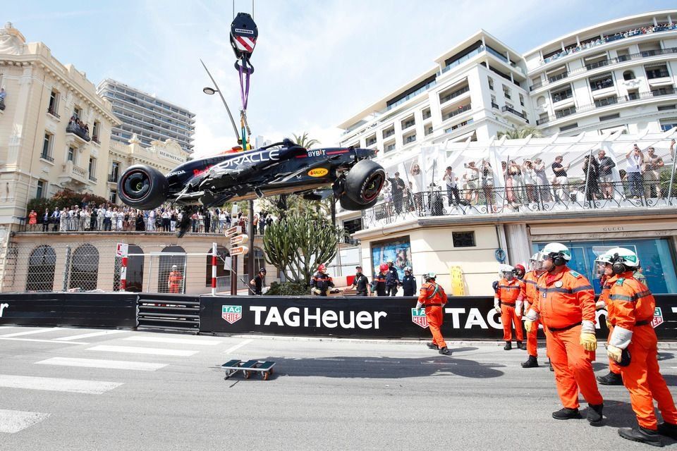Marshals remove the damaged car of Sergio Perez, Red Bull Racing RB20, after an opening lap crash