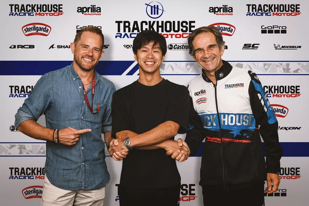 Ai Ogura con Justin Marks, propietario del Trackhouse Racing y Davide Brivio, Team Principal
