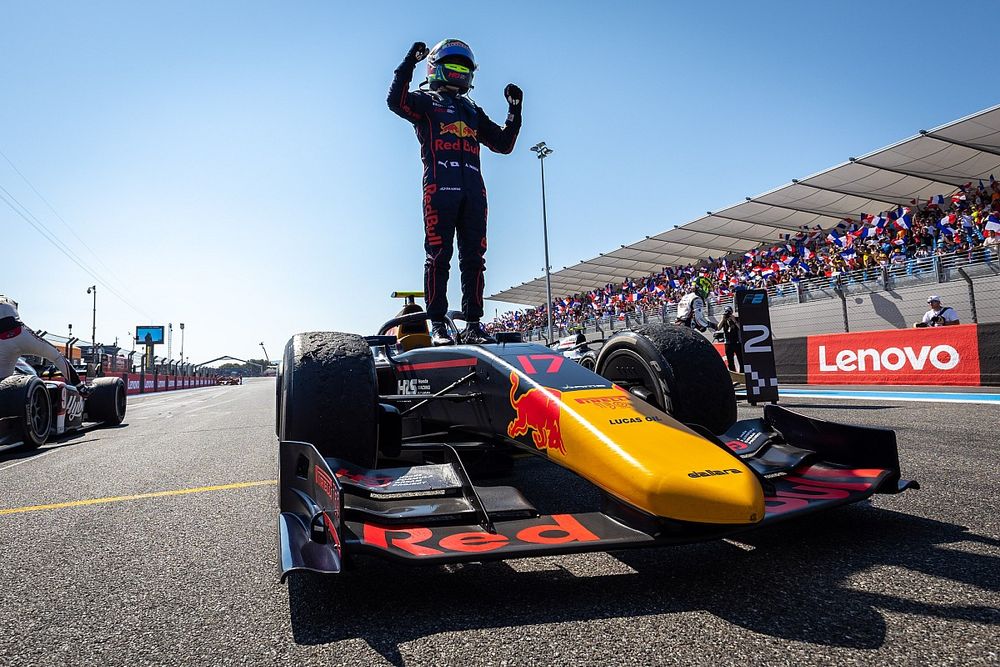 Ganador de la carrera Ayumu Iwasa, Presas