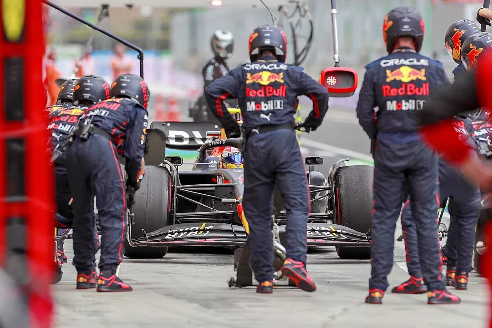 Sergio P&eacute;rez, Red Bull Racing RB18, en boxes