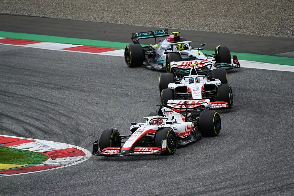Kevin Magnussen, Haas VF-22, Mick Schumacher, Haas VF-22, Lewis Hamilton, Mercedes W13