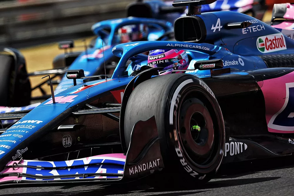 Fernando Alonso, Alpine F1 Team A522 and team mate Esteban Ocon, Alpine F1 Team A522