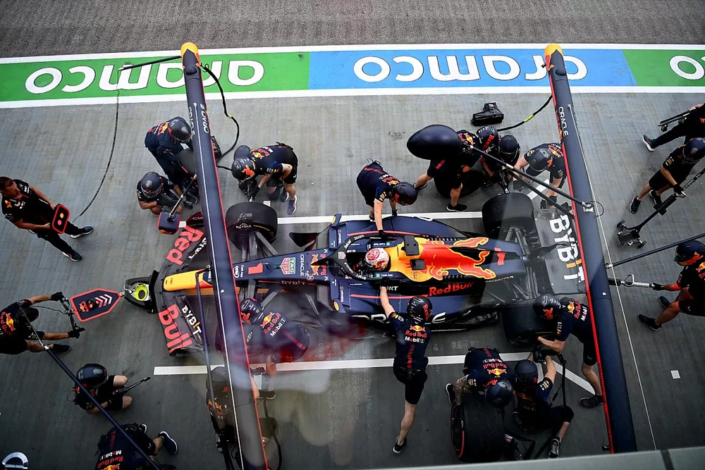 Max Verstappen, Red Bull Racing RB19, ai box durante le prove libere