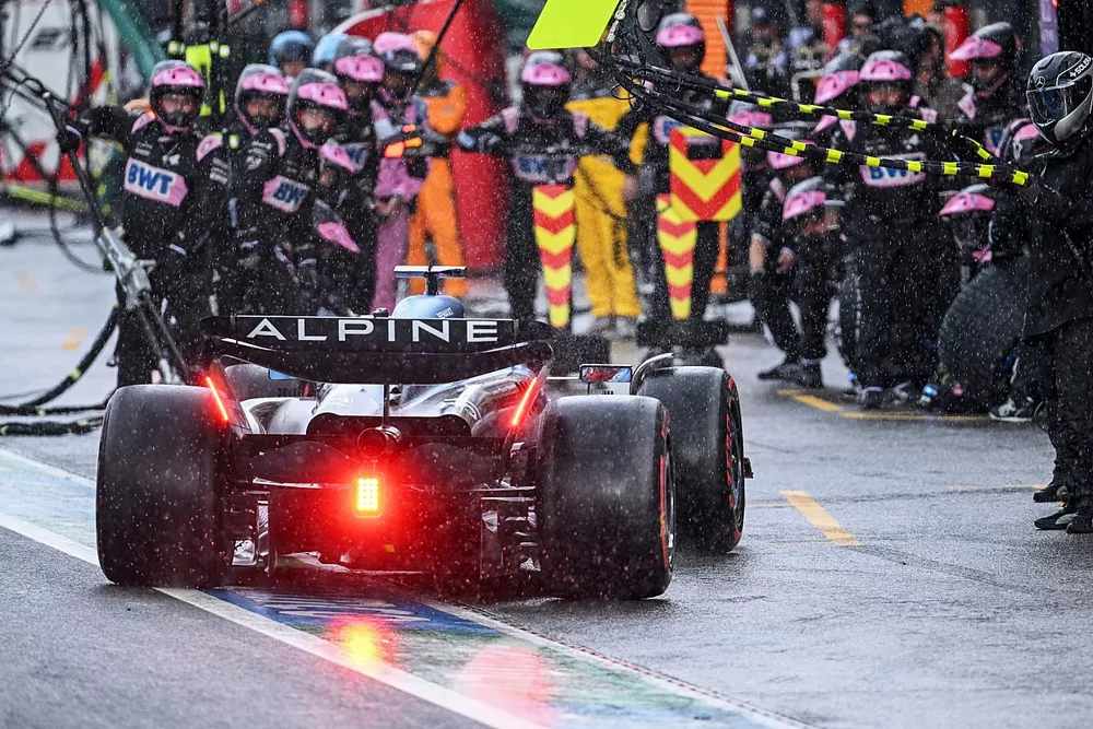 Arr&ecirc;t au stand d'Esteban Ocon, Alpine A523