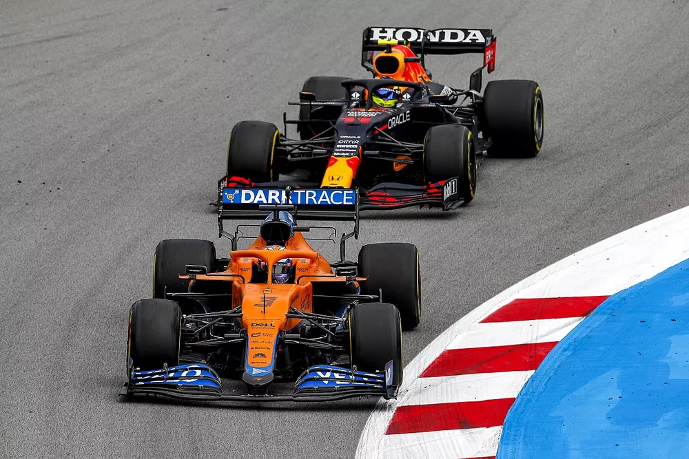 Daniel Ricciardo, McLaren MCL35M, Sergio P&eacute;rez, Red Bull Racing RB16B