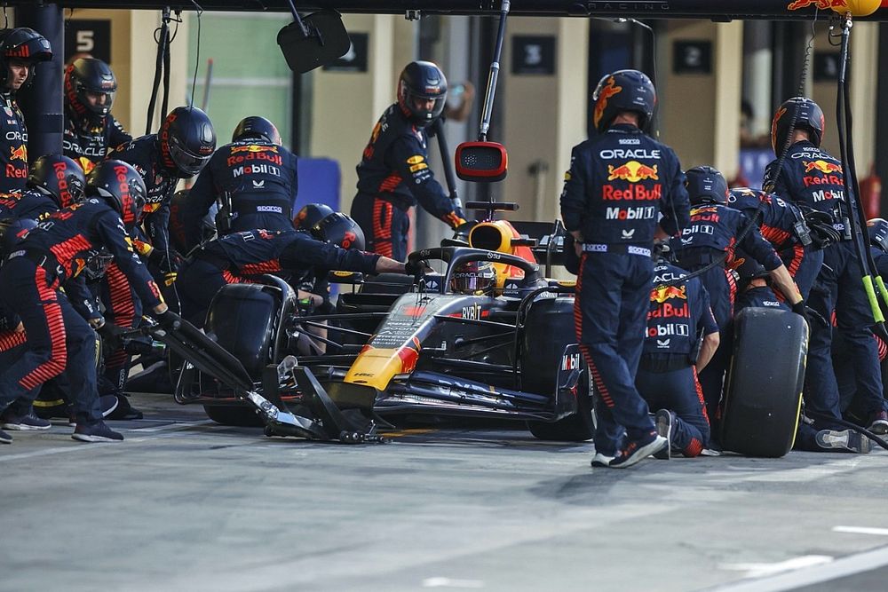 Max Verstappen, Red Bull Racing RB19, in the pits