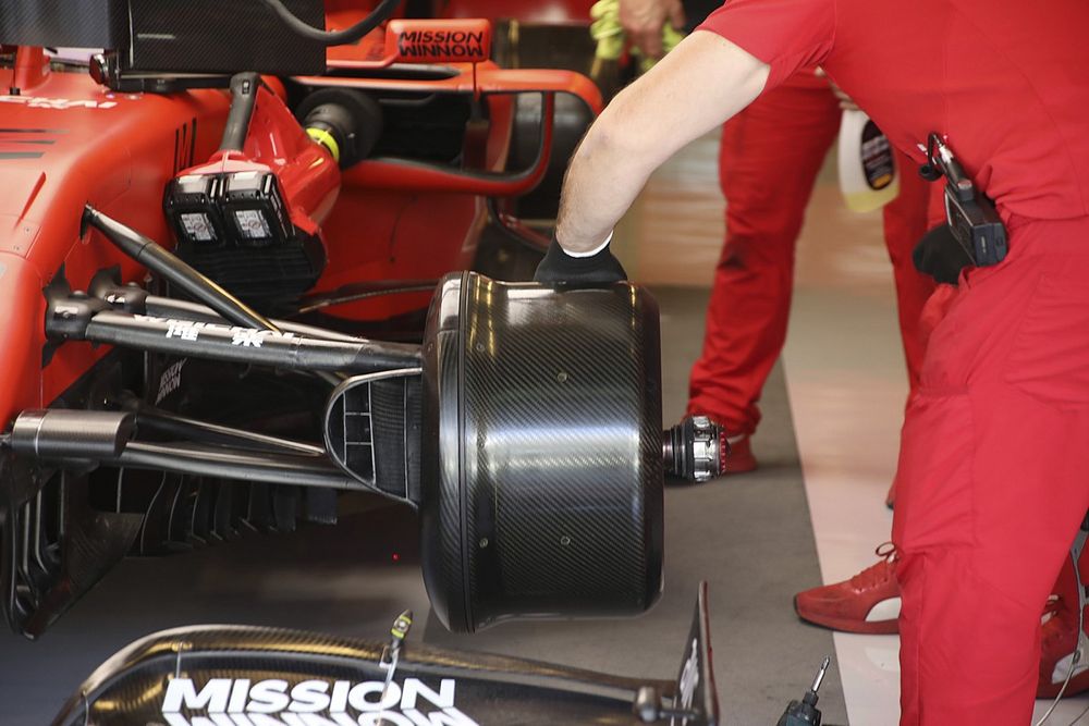 Detalle del freno delantero del Ferrari SF21