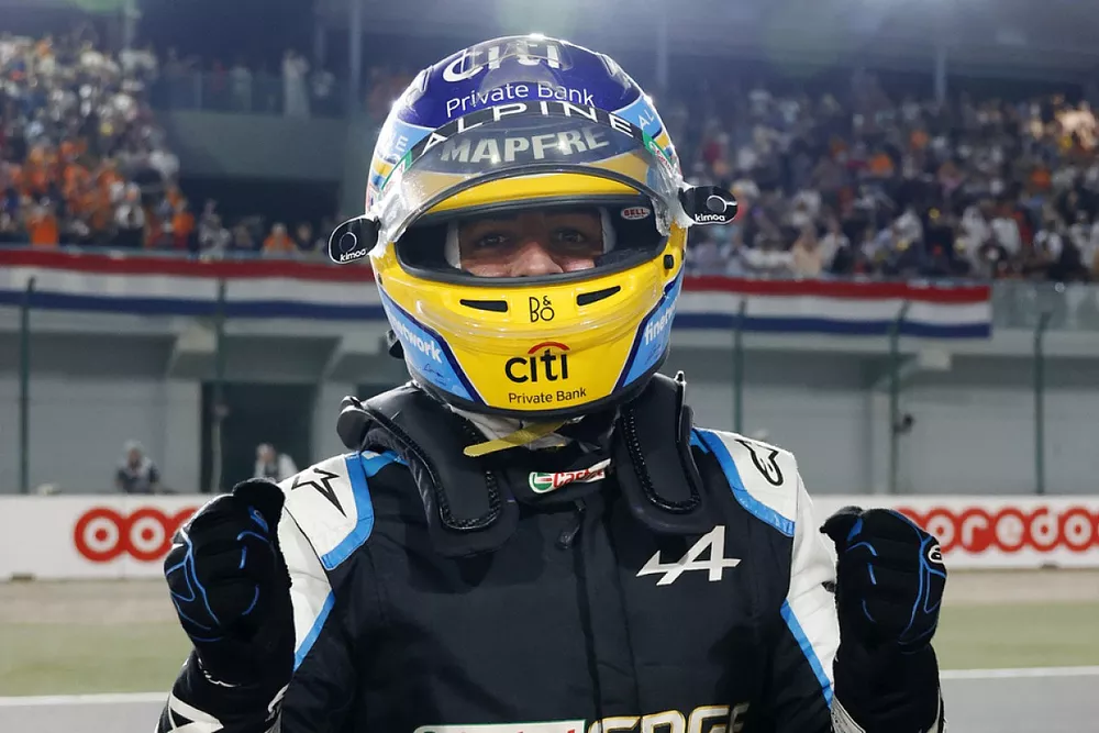 Fernando Alonso, Alpine A521, tercer clasificado del GP de Qatar, lo celebra en la recta principal