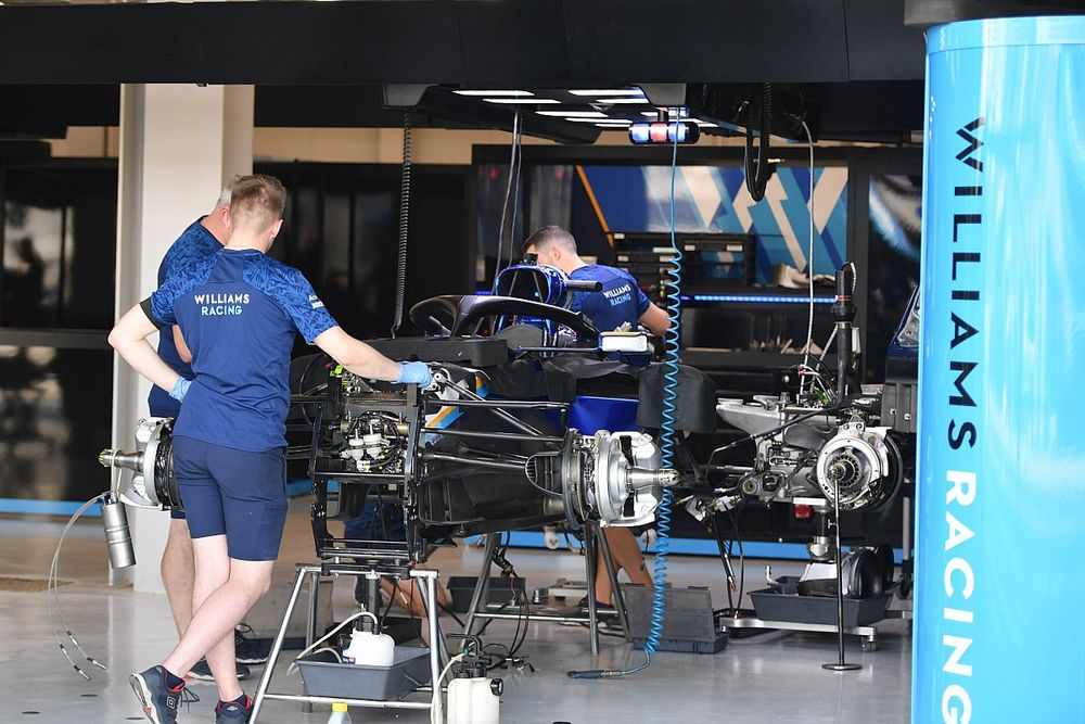 Williams FW43B garage